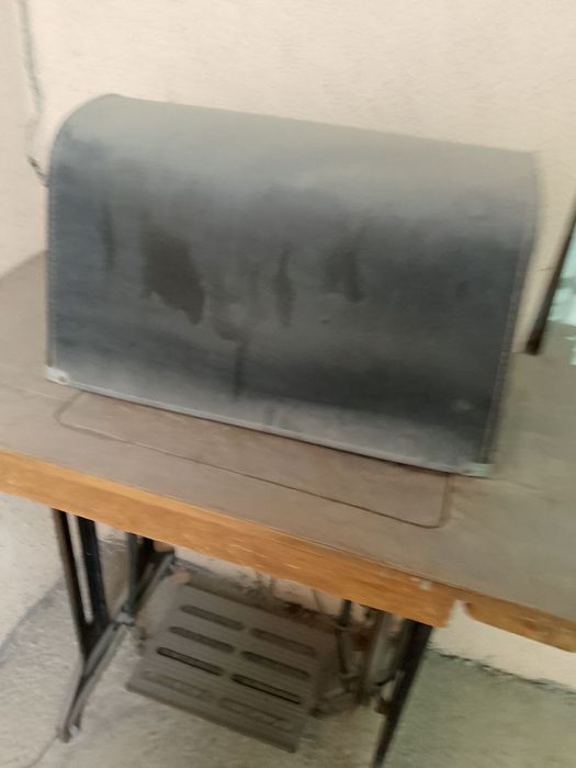 Швейная машина работает