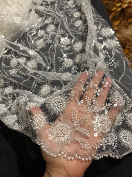 Бяла дантела, подходяща за сватбена рокля