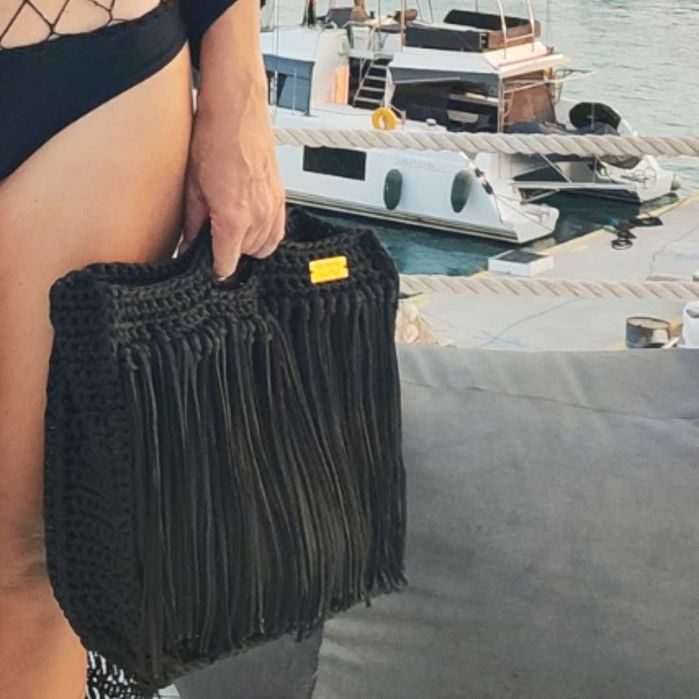 Черна ръчно плетена чанта с ресни – за плаж или ежедневие
