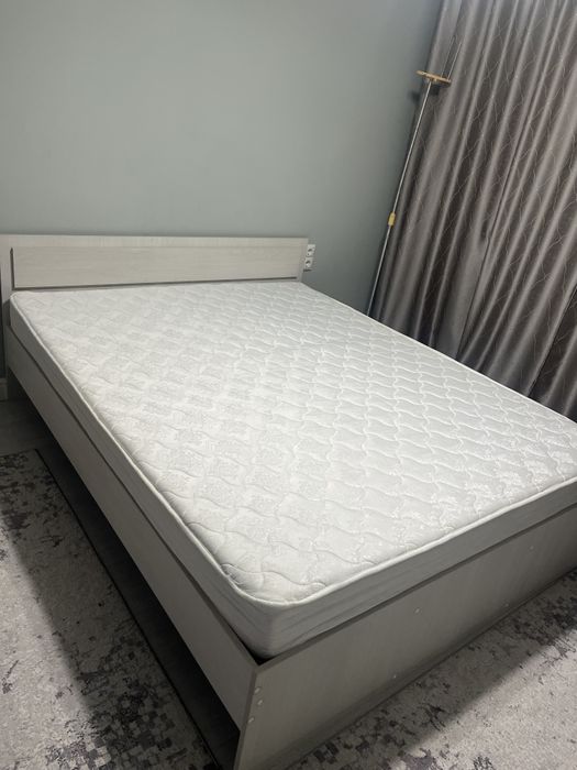 Продам двуспальную кровать с матрасом