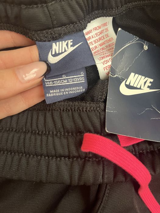 Продава се оригинален анцуг Nike за момичета – чисто нов с етикет!