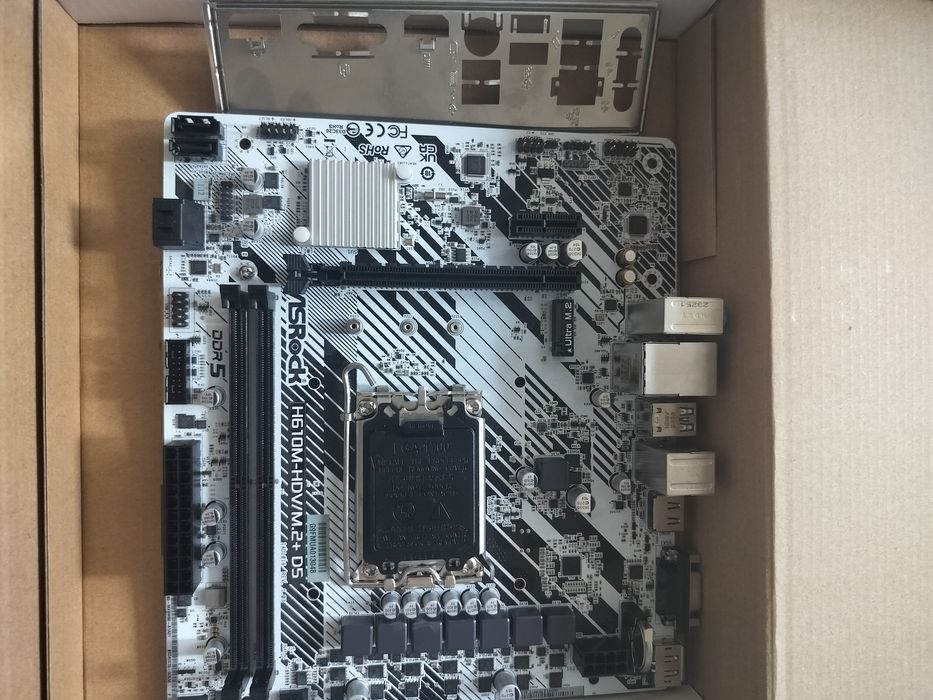 Материнская плата на DDR5