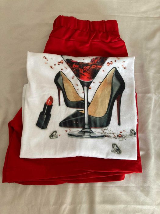 Комплект от къси панталони и тениска