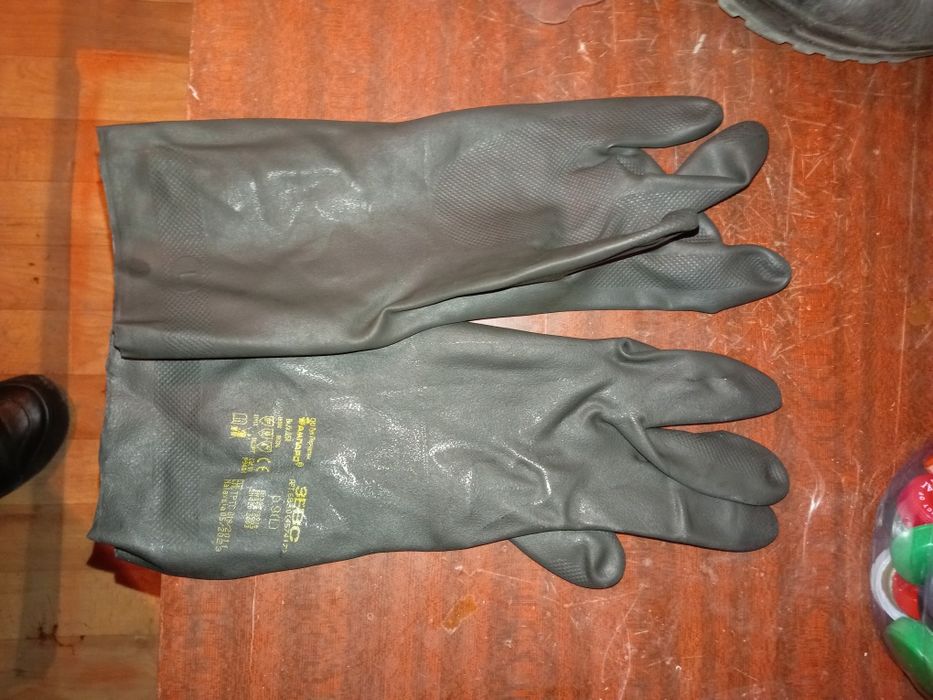 Перчатки резиновые.