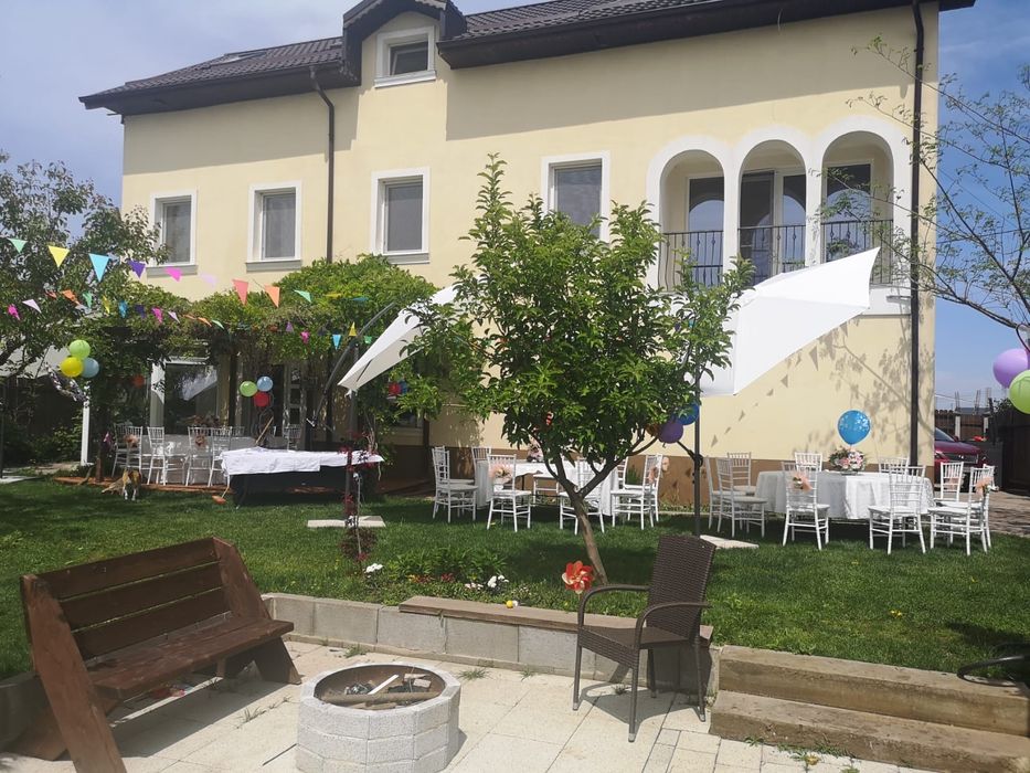 Umbrele pentru inchiriere mese scaune vesela