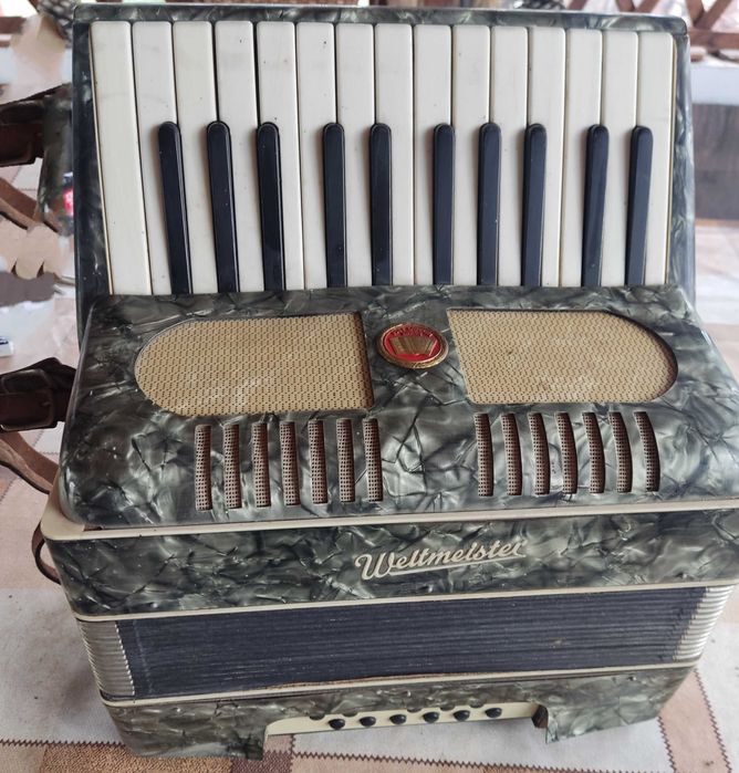 Винтидж акордеон Weltmeister, Германия. 12 баса. Работещ