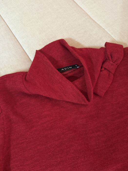 Червен пуловер Avin