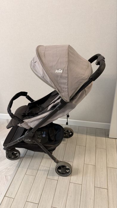 Коляска прогулочная Joie