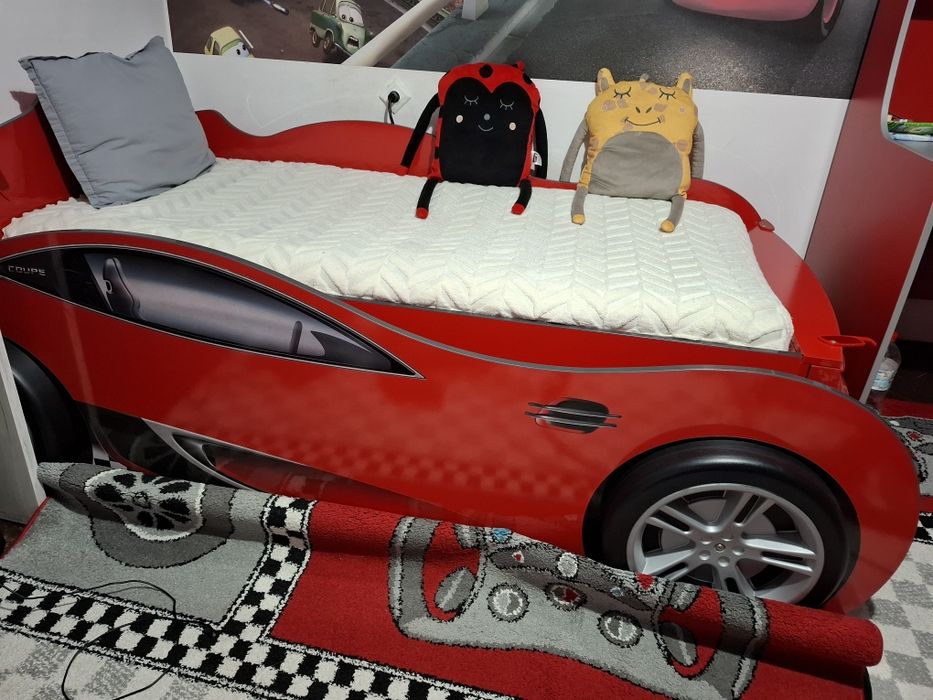 Детско легло с матрака и Детско бюро.