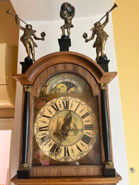 Античен стенен-Фризийски  часовник,дъб- 1950-1960г.с махало