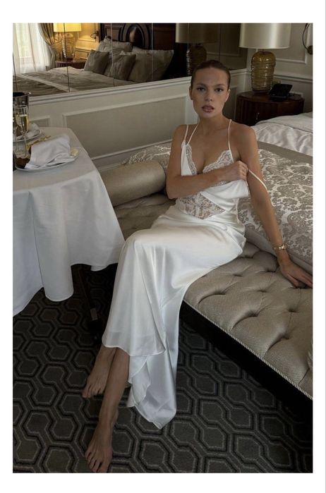 Продам белое атластные вечернее платье