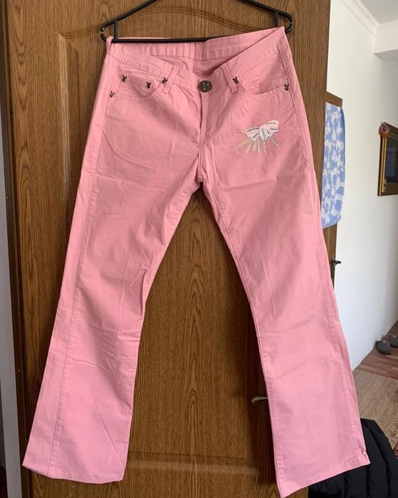 Розовые брюки и пиджак