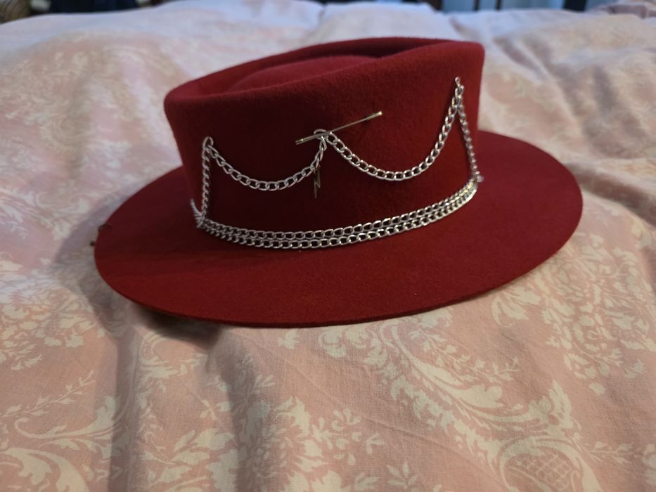 Vând pălărie Hatiful.