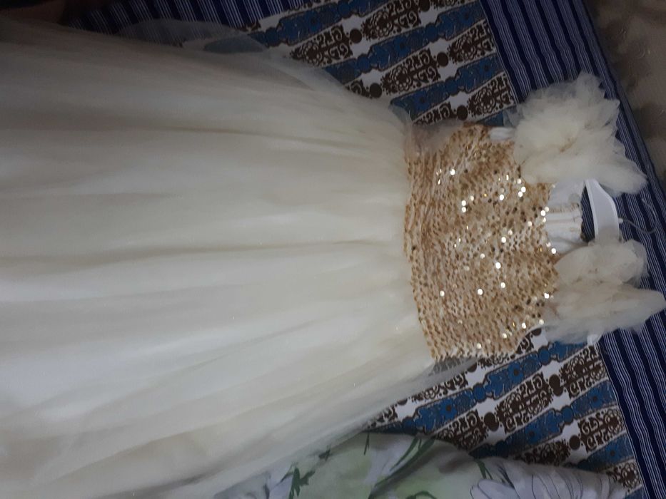 Продам платья и костюмчик