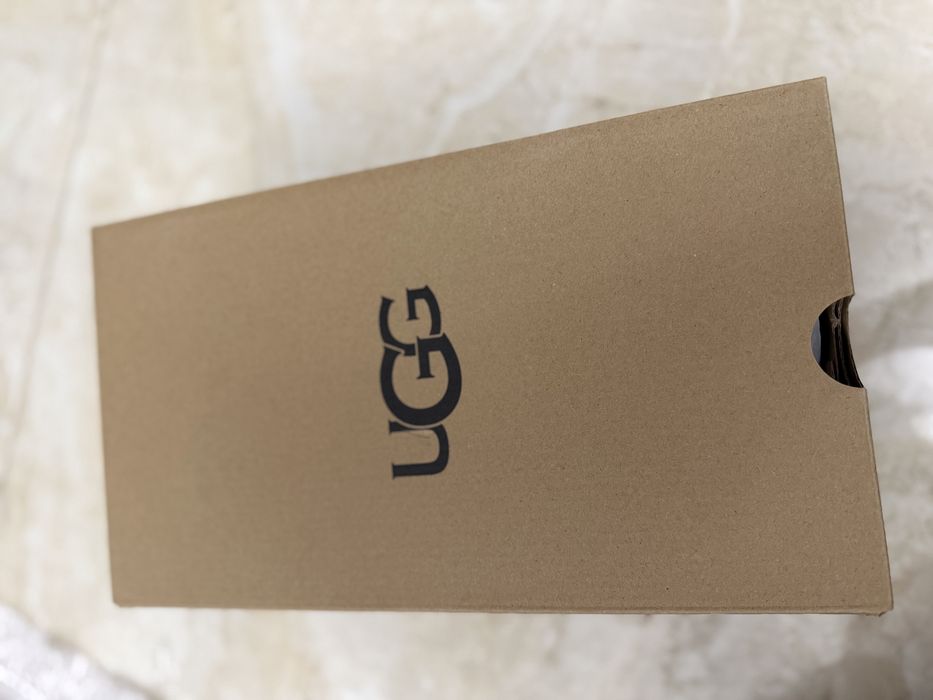 Ugg de piele intiarsa.