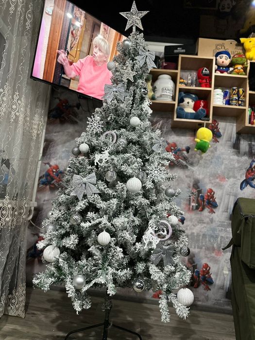 Ёлки 2шт искусственные