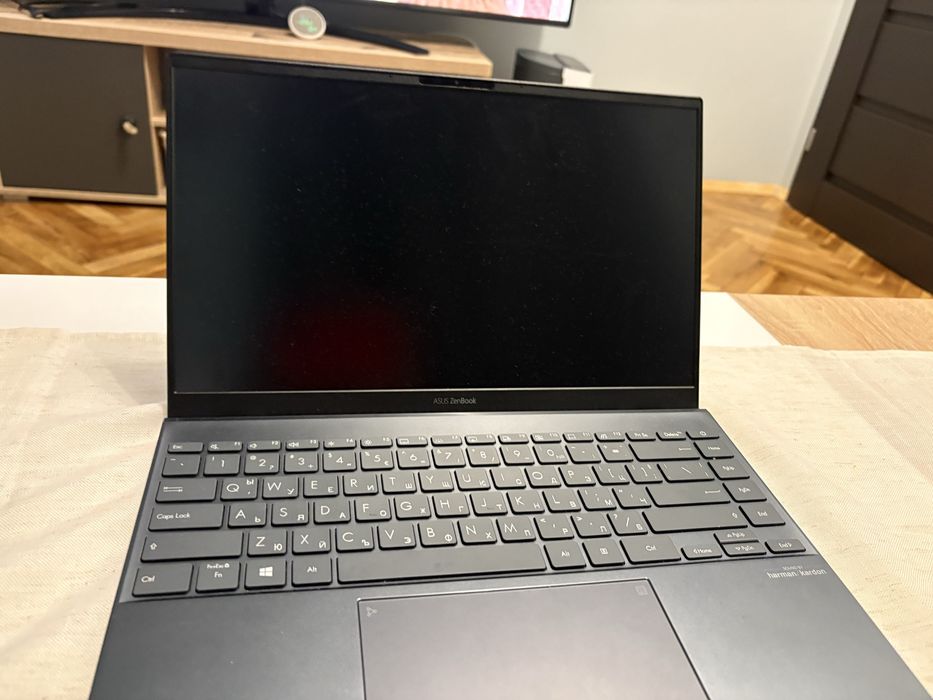 продавам лаптоп ASUS ZenBook 14 UX425JA