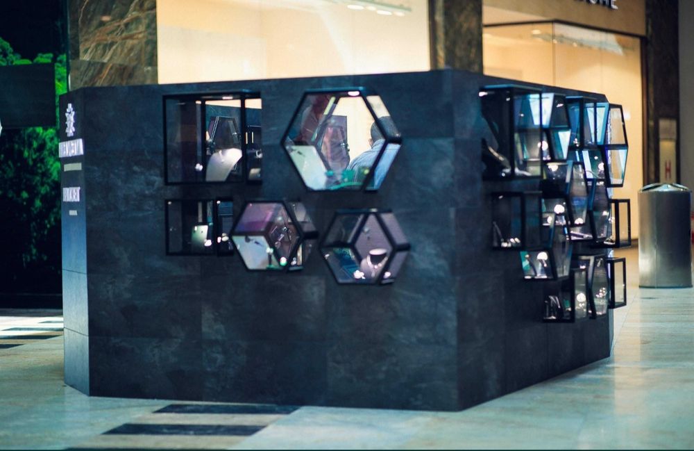 Mobilier insula mall, insula comerciala