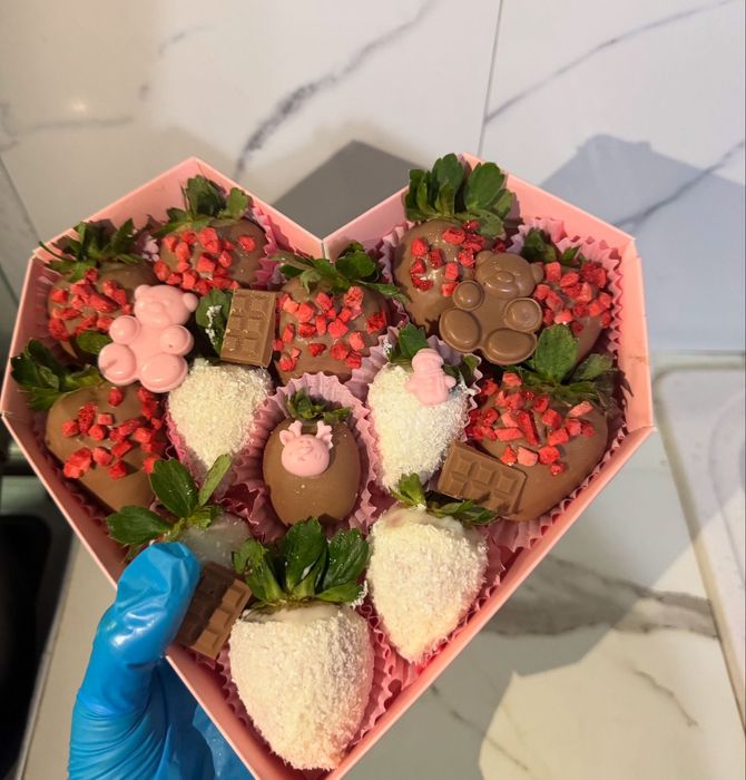 Клубника в шоколаде Бенто торт