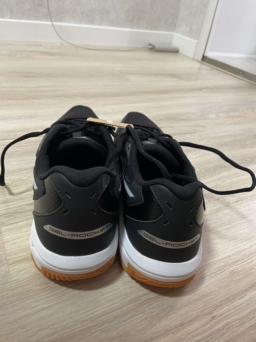 Продам новые кроссовки ASICS GEL-ROCKET 10