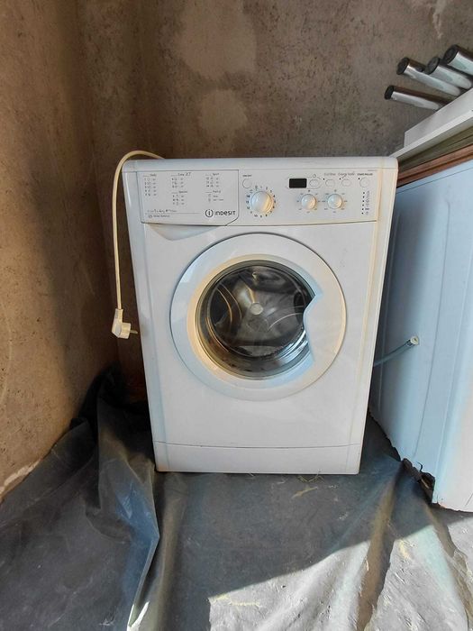 Dulap spatios si robust /masina de spalat si cos depozitare  rufe