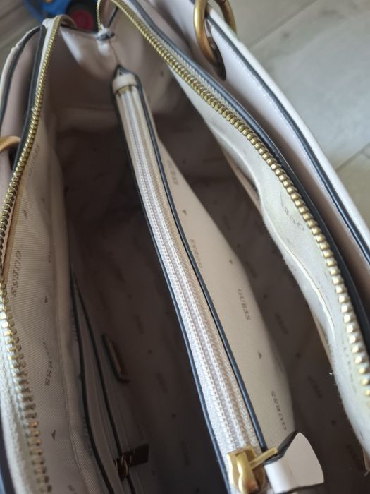 Оригинална дамска чанта Guess