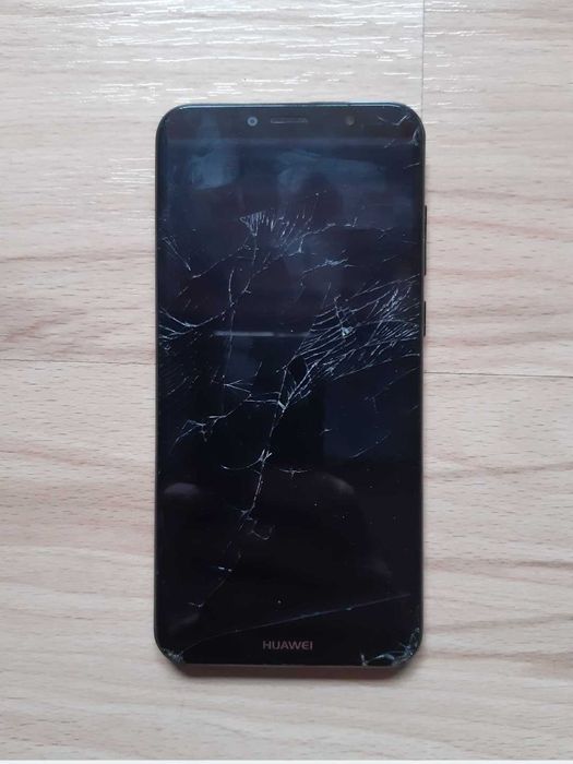 Телефон HUAWEI, работещ и заключен с пукнат дисплей