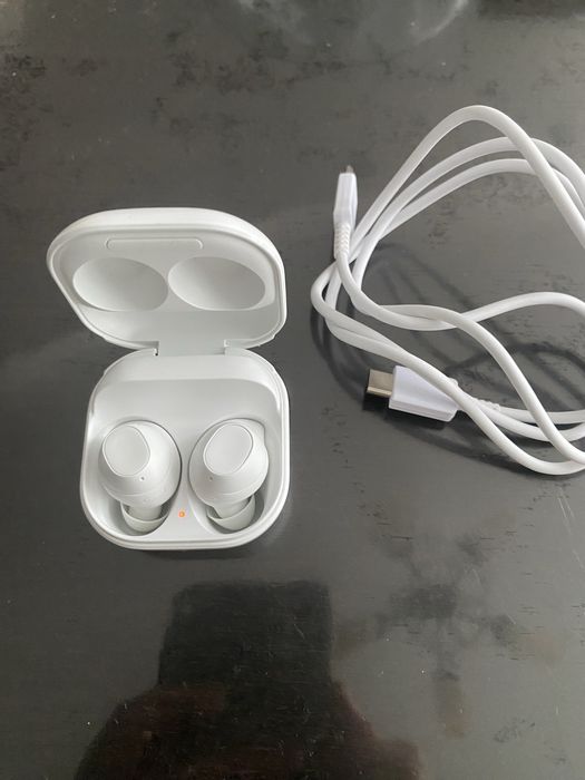 Продам наушники самсунг в GALAXY BUDS FE WHITE отличном состоянии