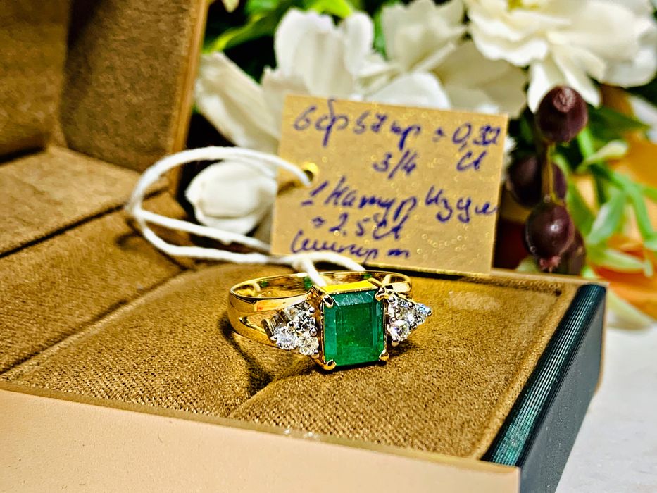 золотое кольцо с бриллиантами и натуральным камнем – Изумруд