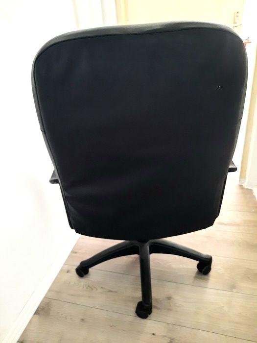 Scaun de birou funcțional – uzură estetică