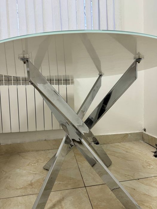 Продаётся стеклянный стол