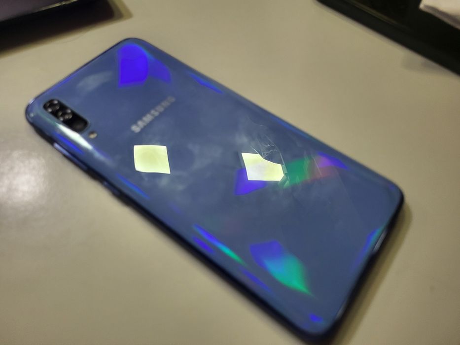 Samsung a70 Glow Nu este Impecabil ca Nou