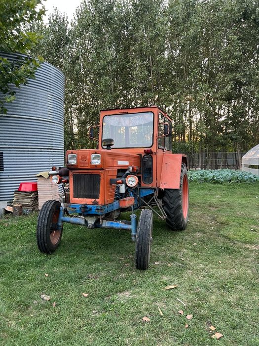 Vând tractor + ce este în imagini