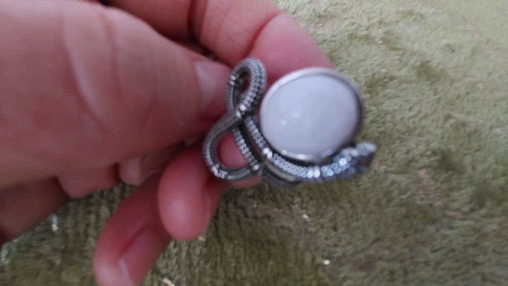 Продаю натуральный лунный камень