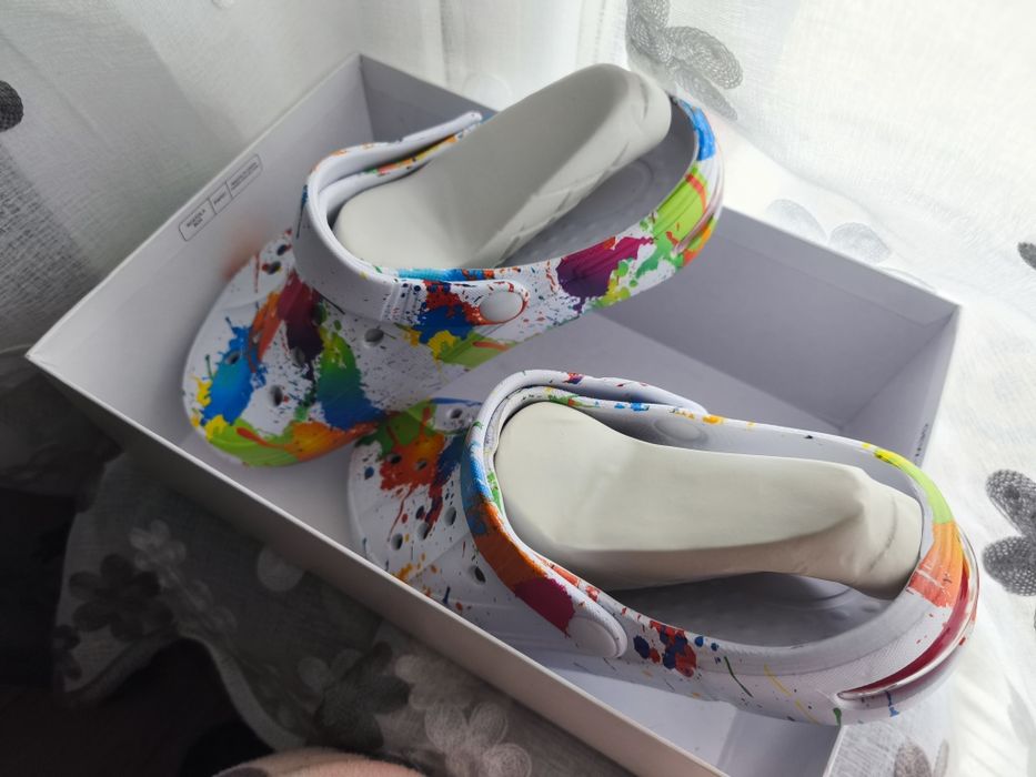 Papuci gen Crocs cu imprimeu multicolor