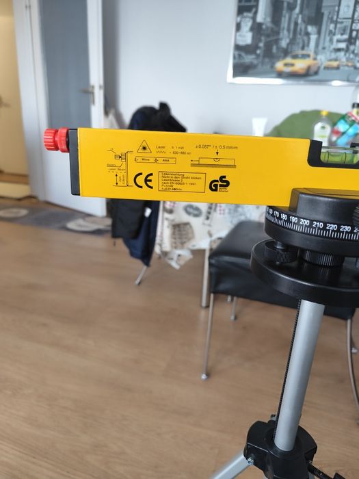 Лазерен нивелир  с тринога