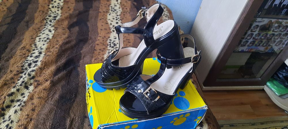 Босоножки женские