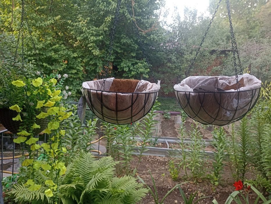 Кашпо подвесное металлическое.