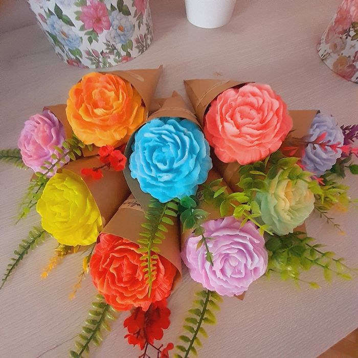 Букети от пластични и глицеринови цветя