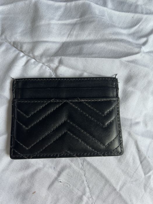 калъф за карти Gucci GG Marmont изработен от черна ватирана кожа