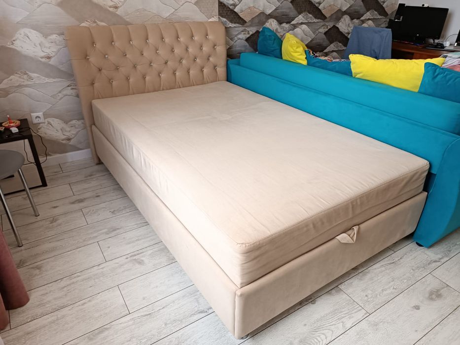 Большая кровать с подъемным механизмом