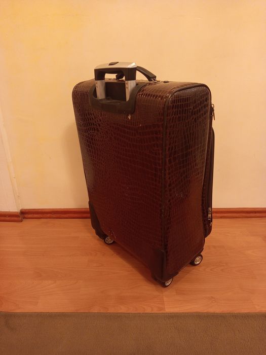 Продаётся . Чемодан .