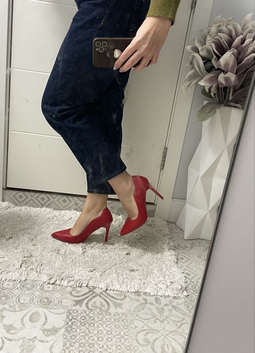 Червени обувки на висок ток