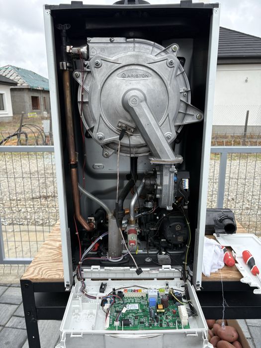 Centrală termică Ariston Genus One System 24 – pentru reparație / piese