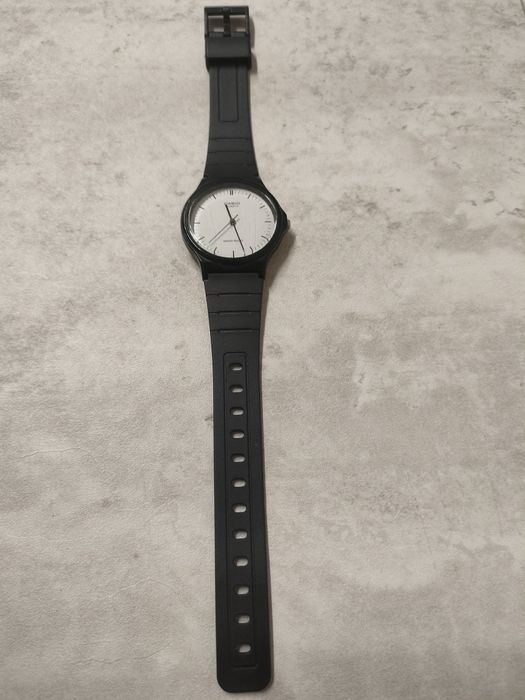 Часы наручные кварцевые