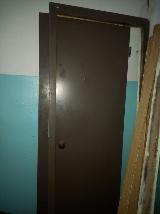 Продам металлическую дверь