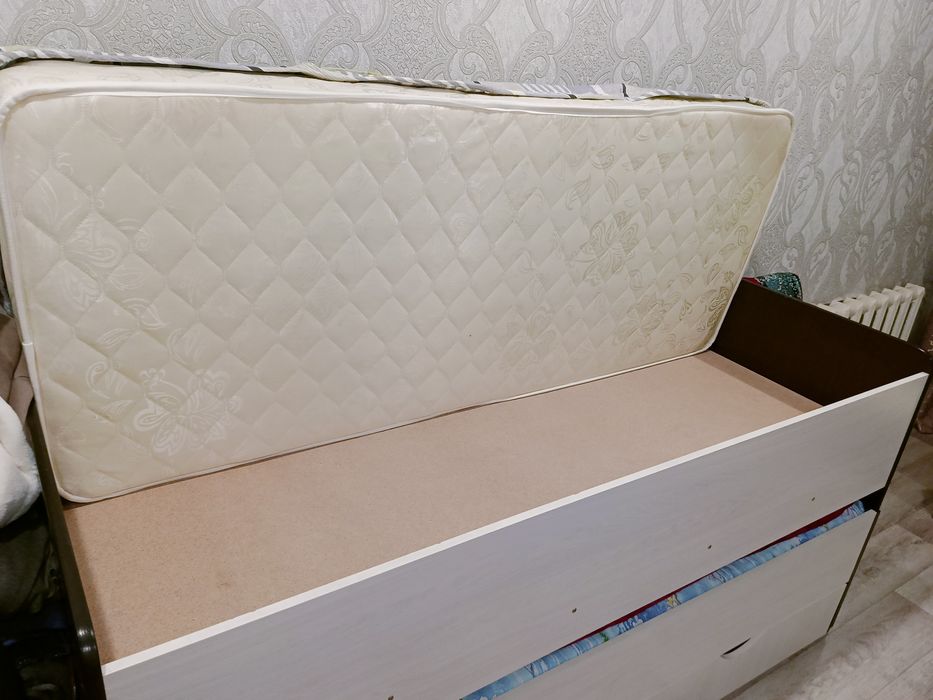 Двух ярусный кровать