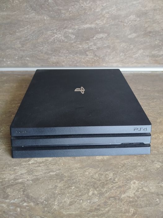 Playstation 4 Pro + 2 джойстика и стойка