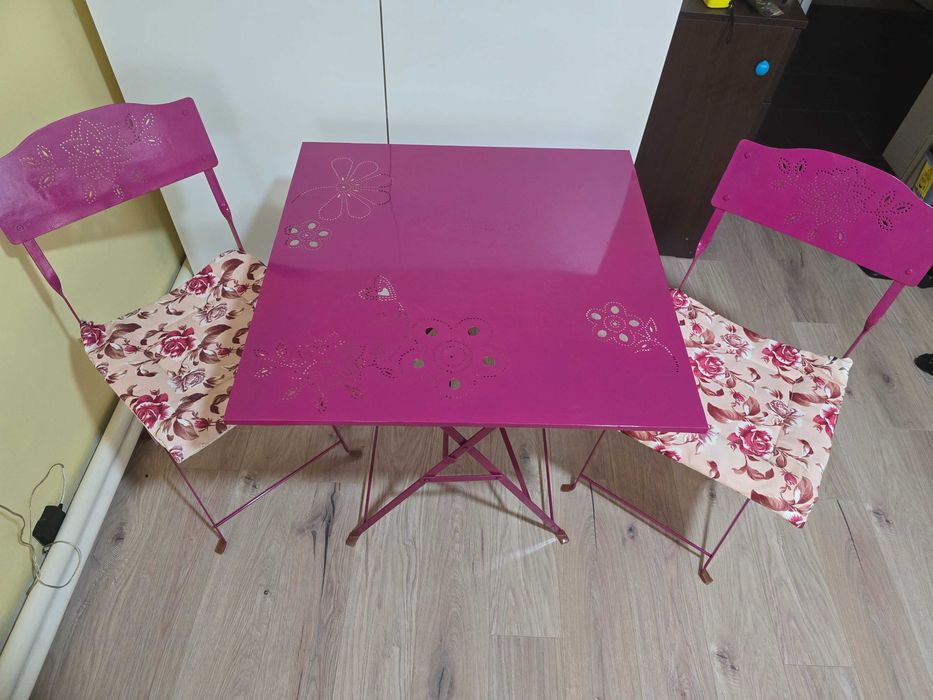 Комплект: маса с 2 стола
• Материал: метал / дърво
70х70х70 см