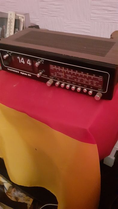 Радио с часовник TELEFUNKEN.